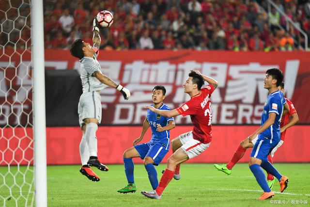 爱游戏-场上精彩瞬间：中超球员展现超凡技艺，赢得观众喝彩的简单介绍